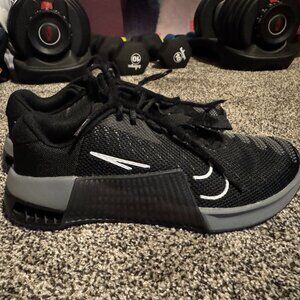 Women's Nike Metcon 9 sz 8.5 - black/white/gray